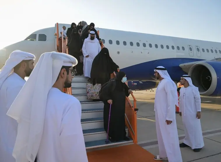 Residentes y emiratíes bajan del avión. (WAM)