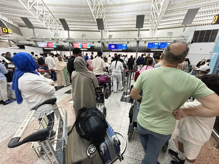 Miles de pasajeros transitaban por el Aeropuerto de Sharjah en Emiratos Árabes Unidos este domingo. (R. Perez / EL CORREO)