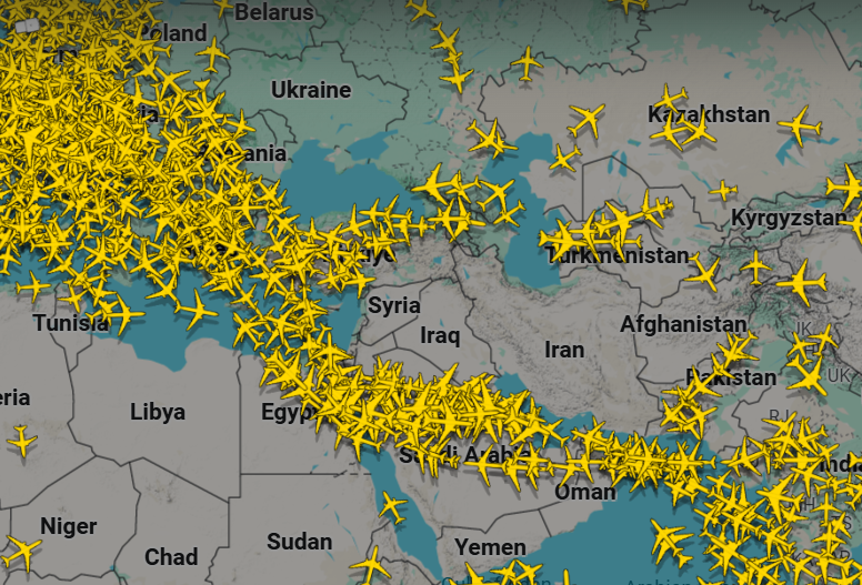 El sitio web de seguimiento de vuelos FlightRadar24 mostró que las aerolíneas no operaban en el espacio aéreo de Irán, Irak, Siria e Israel. (X: @flightradar24)