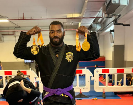 Rubén Escallón con sus dos medallas de oro. (Cedida)