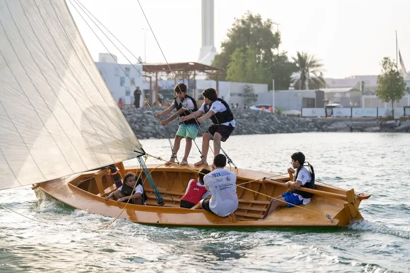 Tripulantes de un barco de vela en Abu Dhabi. (WAM)