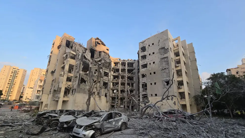 Daños por el ataque de un misil iraní este martes en Beersheba. (Servicio de Bomberos y Rescate de Israel )
