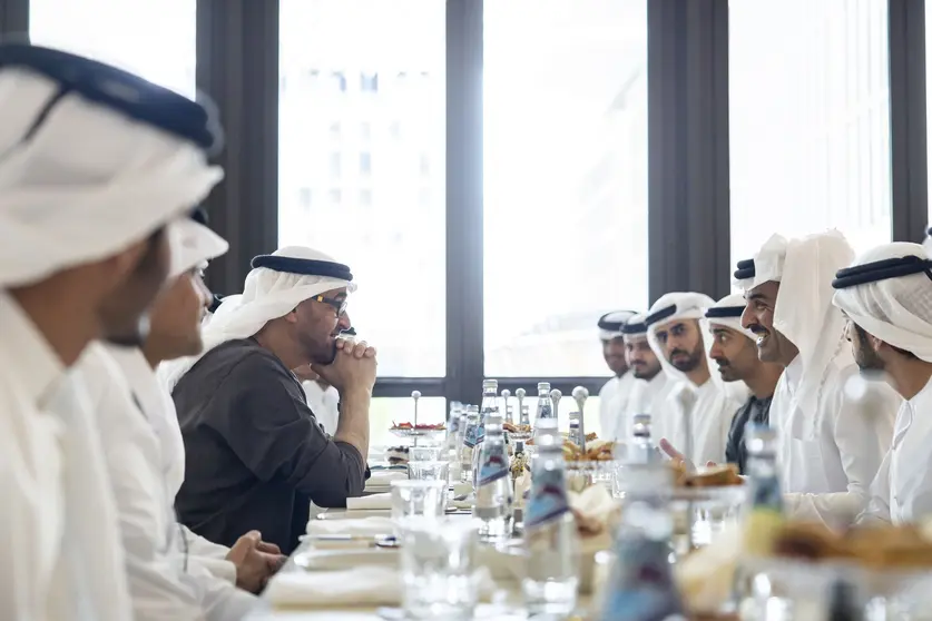 El presidente de EAU con kandora oscura frente al emir de Qatar. (WAM)