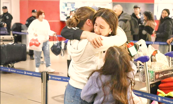 Argentinos evacuados de Israel, tras su llegada a Buenos Aires. (Fuente externa) 