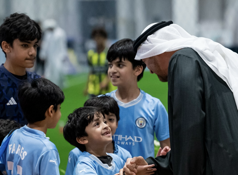 El presidente emiratí con niños en Abu Dhabi. (X)