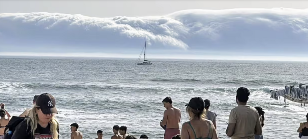 Tsunami de nubes. (@Mario_Moray)