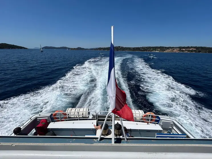 Un ferry navega este lunes bajo un sol de justicia en la costa del sur de Francia rumbo a la isla de Porquerolles. (EL CORREO)