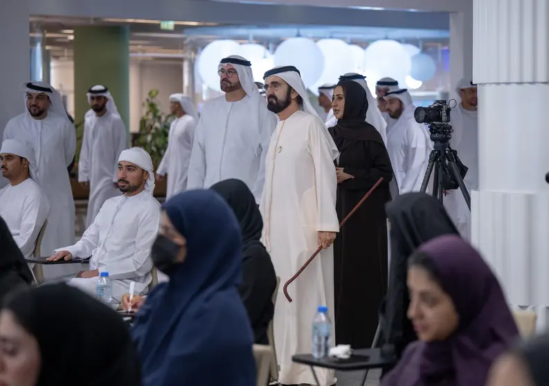 El gobernante de Dubai durante su visita a la Academia de Nueva Economía. (WAM)