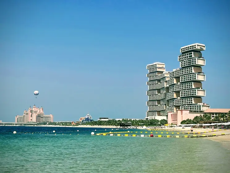 Una imagen de La Palmera de Dubai en verano. (EL CORREO)