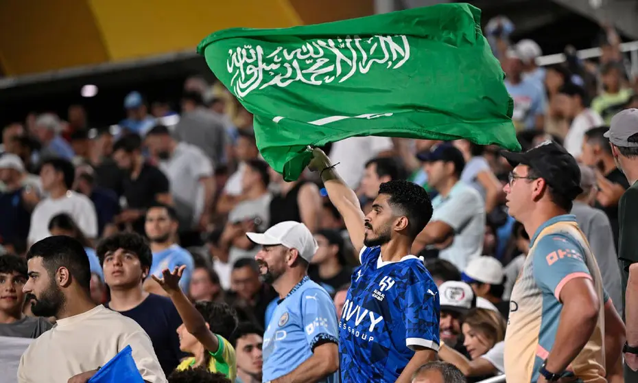 Aficionados del Al Hilal siguen en partido en la grada. (Fuente externa)