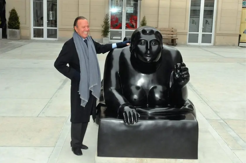 Julio Iglesias junto a una de las emblemáticas esculturas de Botero en Mar del Plata. (Fuente externa)