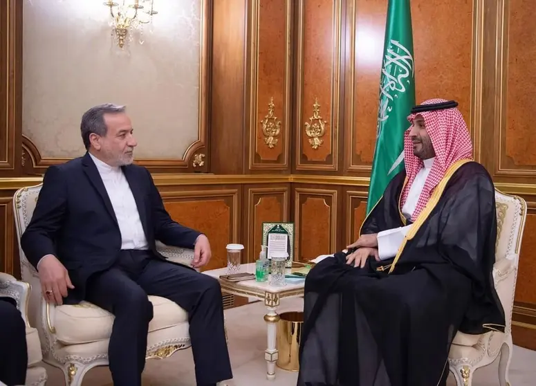 El príncipe heredero saudí junto al ministro de Exteriores de Irán. (WAM)