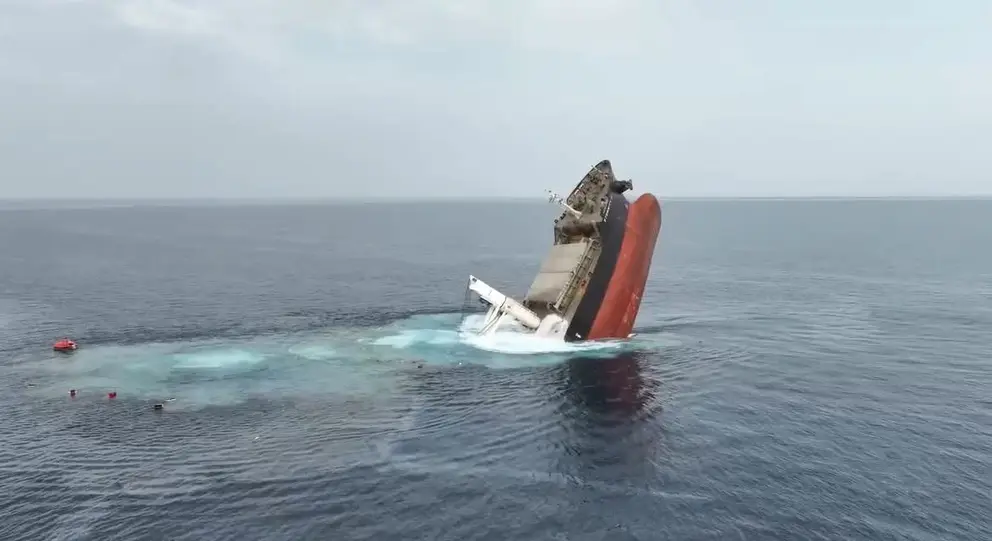 El barcoEternity C hundido en el Mar Rojo. (X)