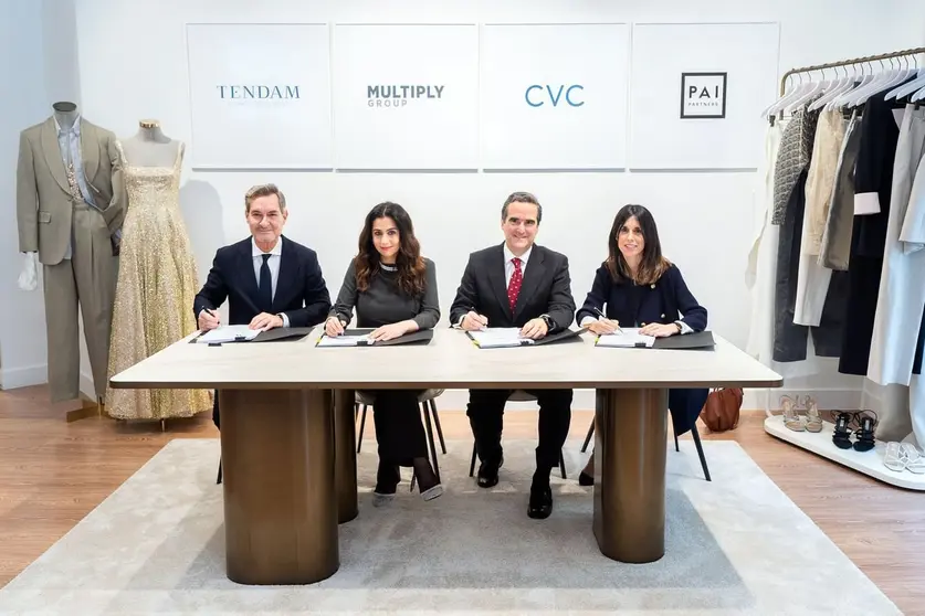 Un momento de la firma de la compra deTendam por Multiply Group. (WAM)