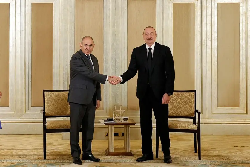 Los líderes armenio, Nikol Pashinián, a la izquierda y azerbaiyano, Ilham Aliyev, en Abu Dhabi. (WAM)
