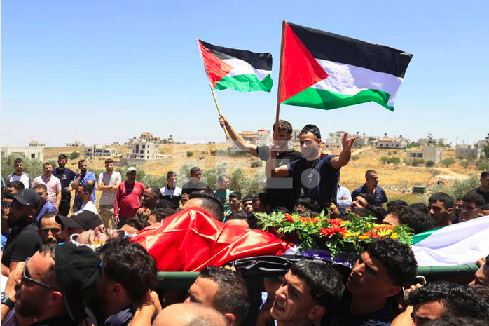 Cientos de palestinos se congregaron el sábado en Sinjil, cerca de Ramala, para rendir homenaje a Mohammed Rizq Hussein al Shalabi y Saif al Din Kamil Abdul Karim Musalat, quienes perdieron la vida en un ataque perpetrado por colonos israelíes. (Fuente externa)