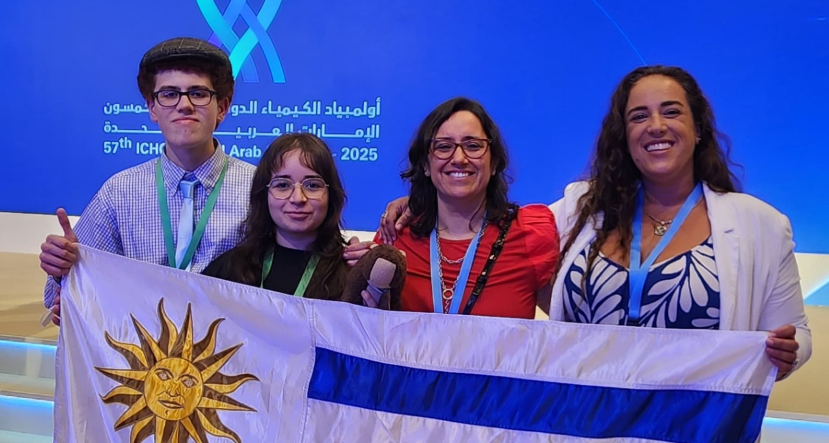 El estudiante uruguayo alza la bandera de Uruguay en Dubai. (X)