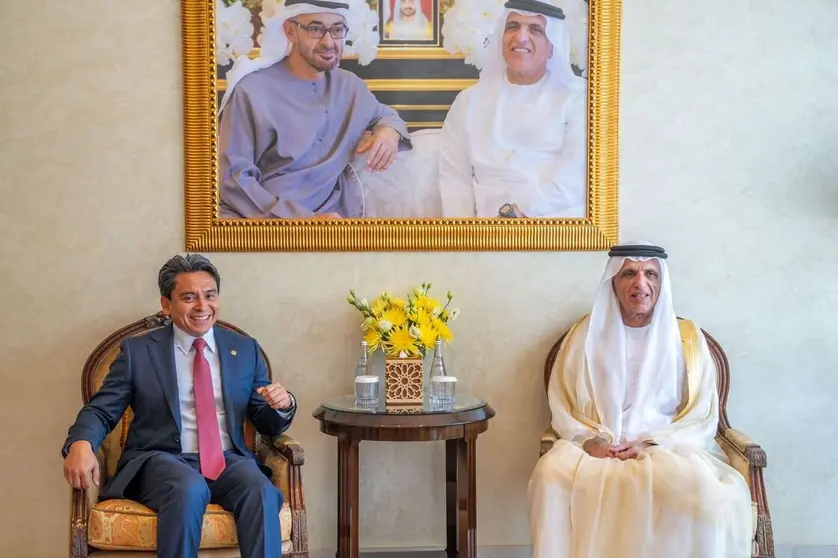 El gobernante de RAK junto al embajador de El Salvador. (WAM)