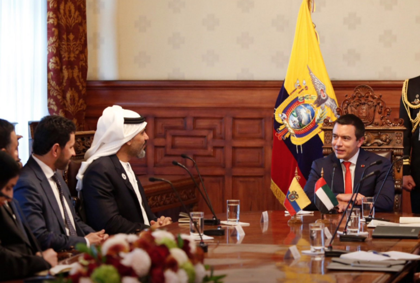 Un momento del encuentro entre el presidente de Ecuador y funcionarios emiratíes. (X)