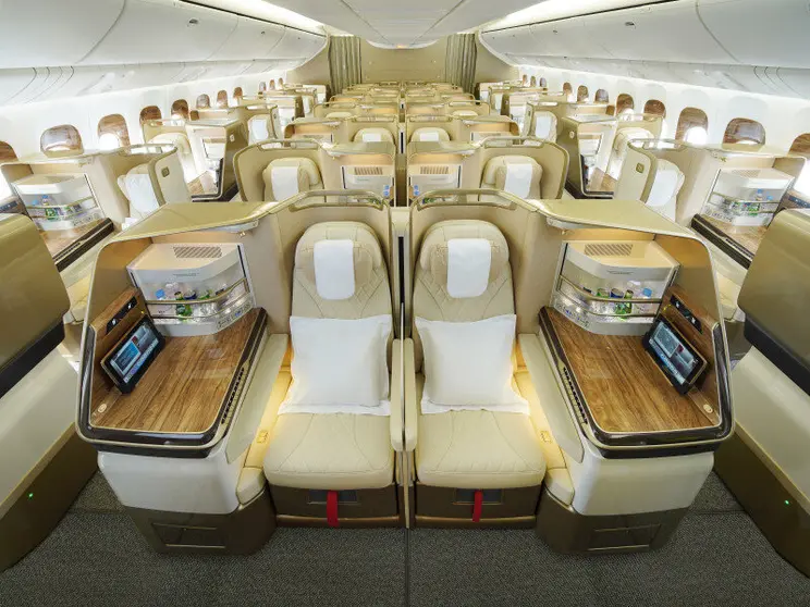 Cabina de clase ejecutiva del Boeing 777 modernizada de Emirates. (Emirates)