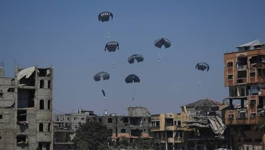 La ayuda cae sobre Gaza. (Fuente externa)