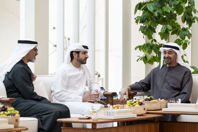 Un momento del encuentro entre el presidente de EAU y el príncipe heredero de Dubai. (WAM)