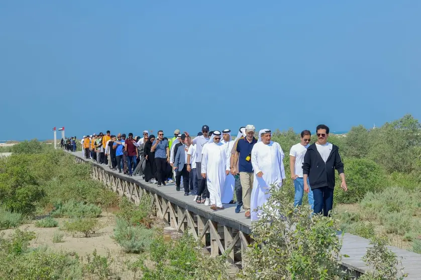Más de 1.650 voluntarios, incluidos empleados de DEWA participaron en la plantación en el Santuario Jebel Ali. (WAM)