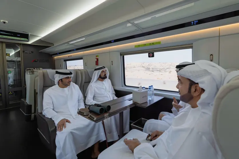 El gobernante de Dubai mira por la ventanilla durante su viaje en tren. (X)