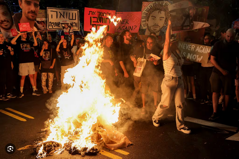 Cerca de 60.000 personas este sábado se congregaron en la Plaza de los Rehenes de Tel Aviv, para exigir un acuerdo de alto el fuego. (Fuente externa)
