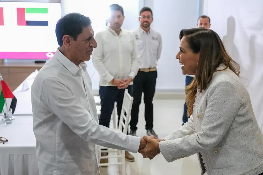 Salem Al Owais saluda en Cancún a la gobernadora del estado de Quintana Roo, Mara Lezama. (Facebook)