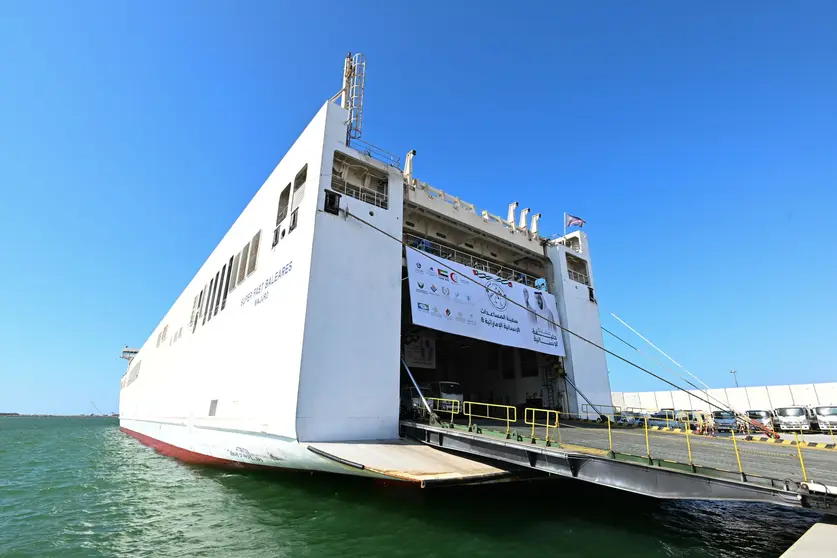 El barco emiratí con ayuda para Gaza. (WAM)