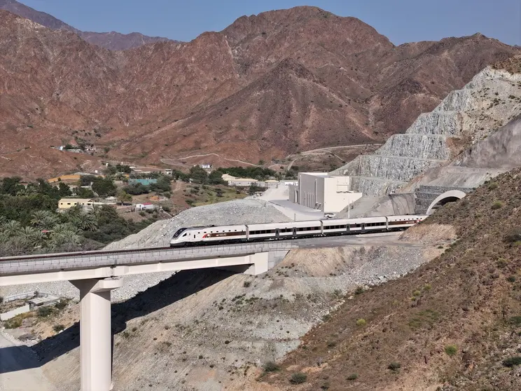 Un tren recorre las montañas de EAU. (X)