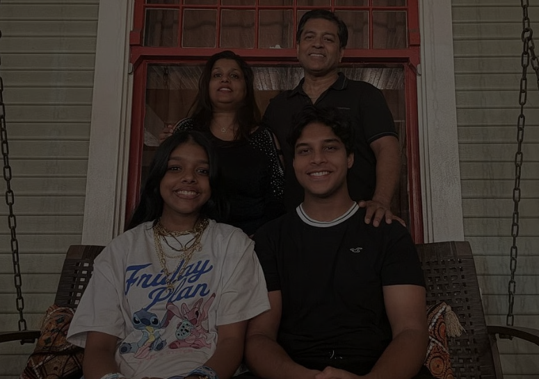 En primer término el estudante millonario con su familia. (Fuente externo)