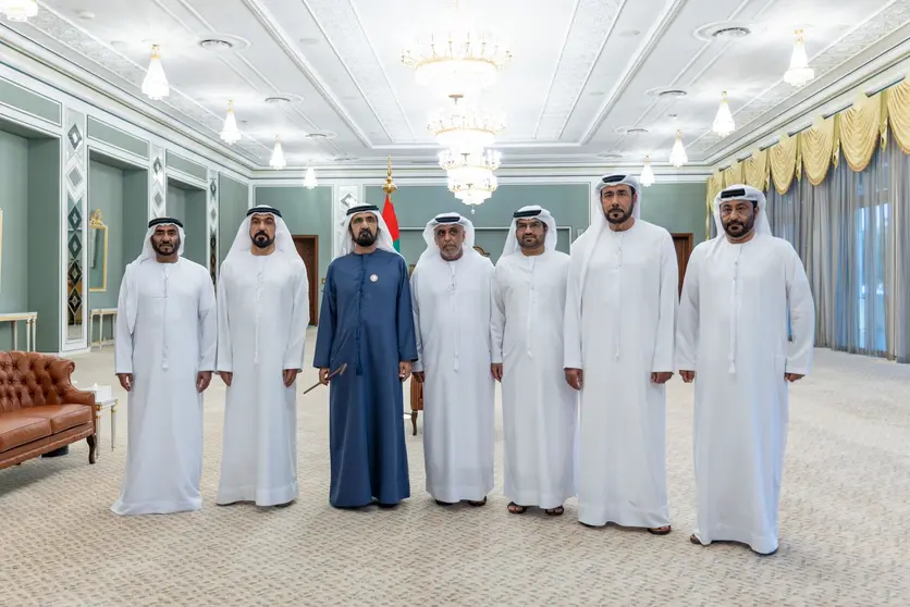 Encuentro del jeque Mohammed bin Rashid Al Maktoum con altos mandos retirados de la Policía de Dubai. (WAM)