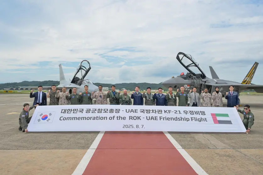 El teniente general Ibrahim Nasser Al-Alawi, secretario de Estado de Defensa de Emiratos Árabes Unidos, junto al general de Ejército Lee Yong-soo, jefe de Estado Mayor de la Fuerza Aérea de Corea del Sur. (WAM)