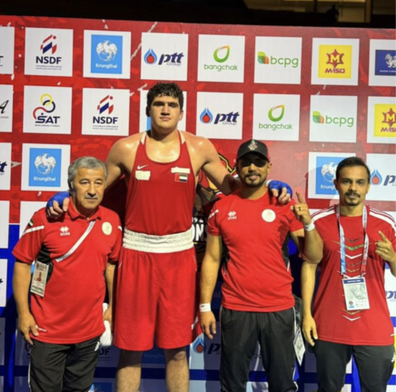 Segundo por la izquierda el boxeador emiratí. (WAM)