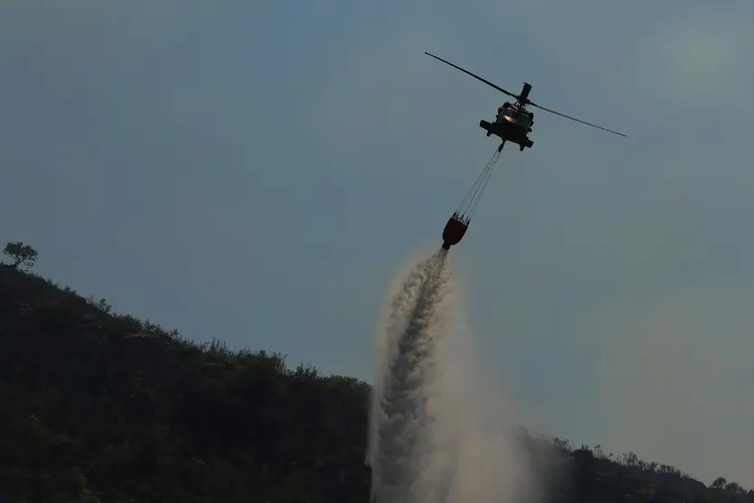 Helicóptero realiza una descarga sobre un incendio en Albania. (EU en Albania)