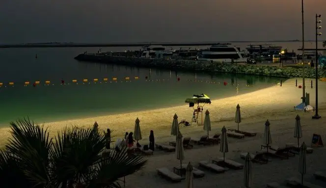 Perspectiva de la playa nocturna de Abu Dhabi. (X)