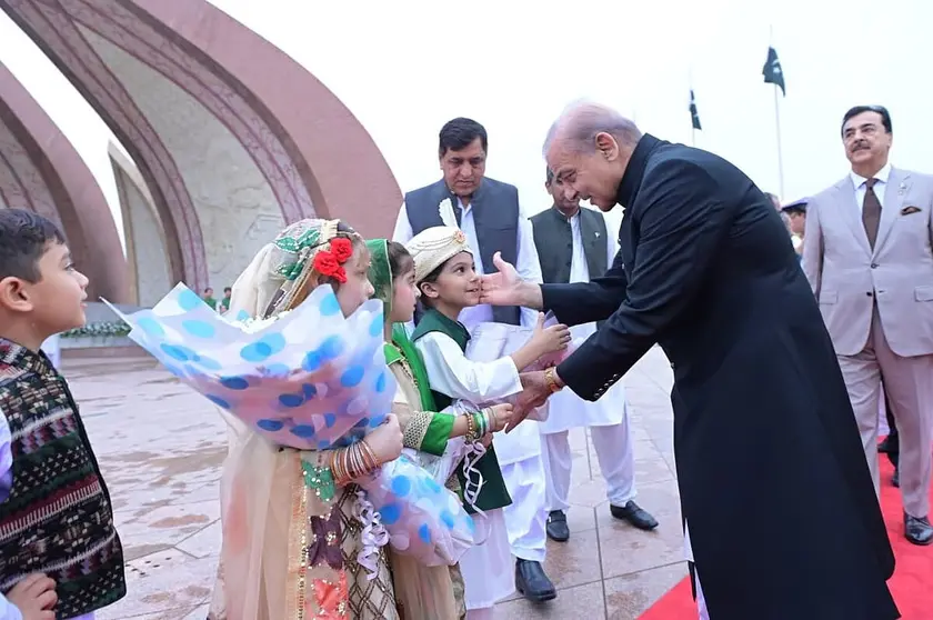 El primer ministro de Pakistán saluda a varios niños durante la celebración del 78º aniversario de la independencia. (X)