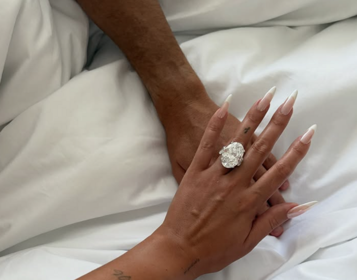 La imagen del anillo de compromiso ha dado la vuelta al mundo. (Instagram)