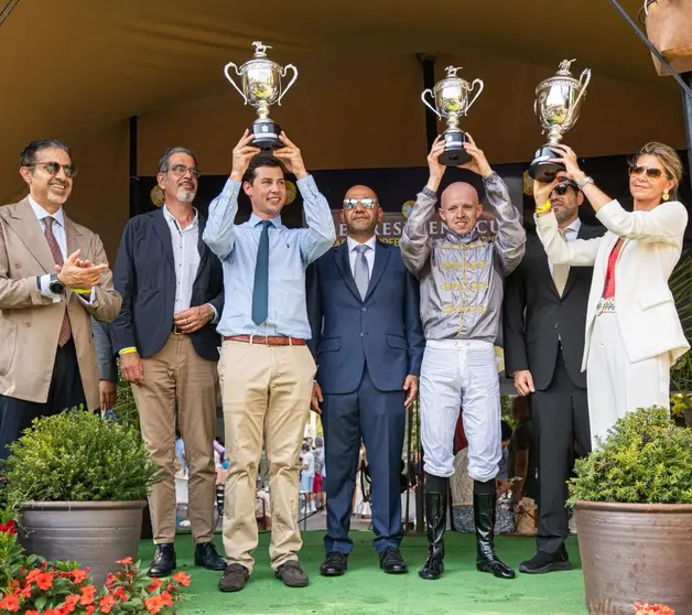 Entrega de trofeso de la carrera Copa del Presidente de EAU celebrada en el hipódromo de San Sebastián. (WAM)