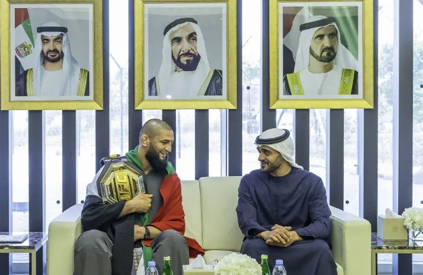 El campeón junto al jeque Zayed. (WAM)
