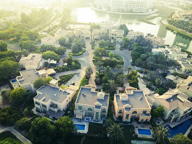 Los precios inmobiliarios en Dubái han aumentado alrededor de un 75 %, situándose en AED 1 750 por pie cuadrado en promedio. (Fuente externa)
