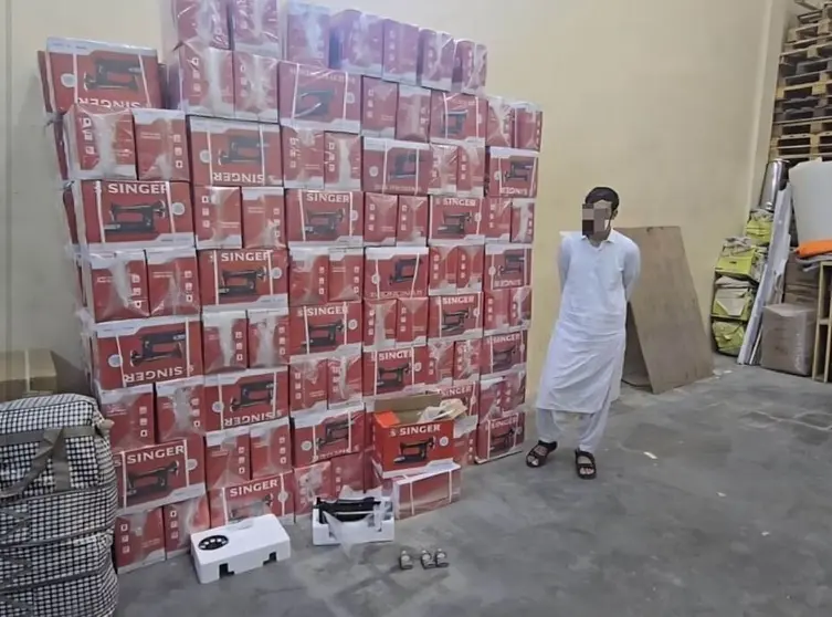Uno de los detenidos con los productos confiscados. (WAM)