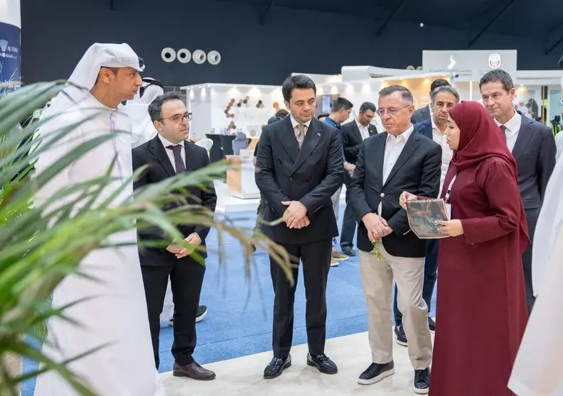 Embajadores durante su visita al Festival del Dátil de Liwa. (WAM)