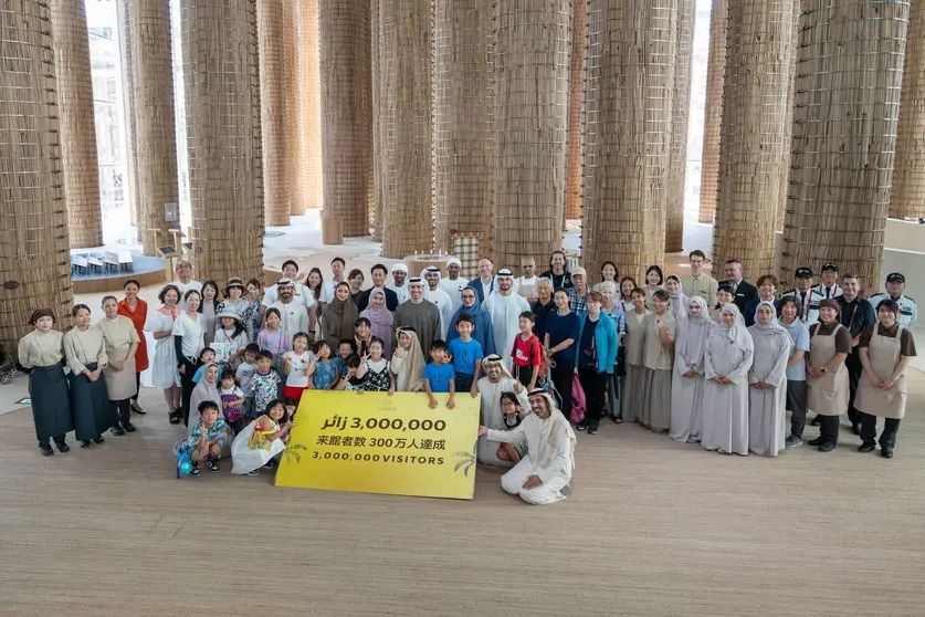 El equipo del pabellón de Emiratos Árabes ha celebrado el hito interactuando con los visitantes y recordando el recorrido realizado hasta ahora. (WAM)
