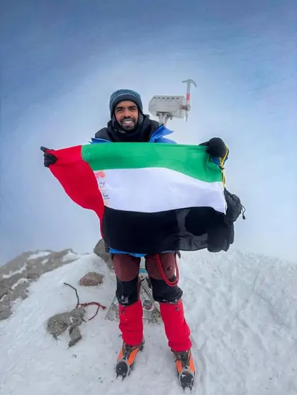 El aventurero emiratí Rashid Ghanem Al Shamsi, con la bandera de Emiratos Árabes Unidos en la cima del monte Elbrus. (WAM)