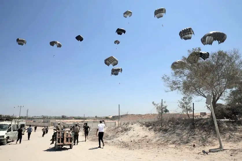 Lanzamiento de comida por parte de Emiratos Árabes Unidos sobre Gaza en el marco de la Operación Pájaros de la Bondad. (WAM)