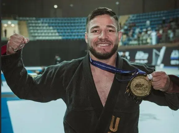 El colombiano Willy Fernández con la medalla de oro conseguida. (Cedida)