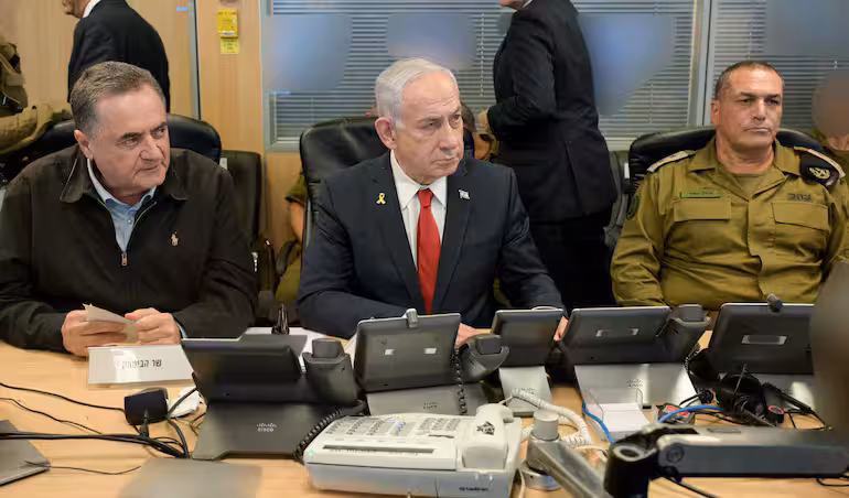 El primer ministro de Israel, Benjamin Netanyahu, y el ministro de Defensa, Israel Katz, supervisando la operación militar desde un búnker de comando. (Fuente externa)